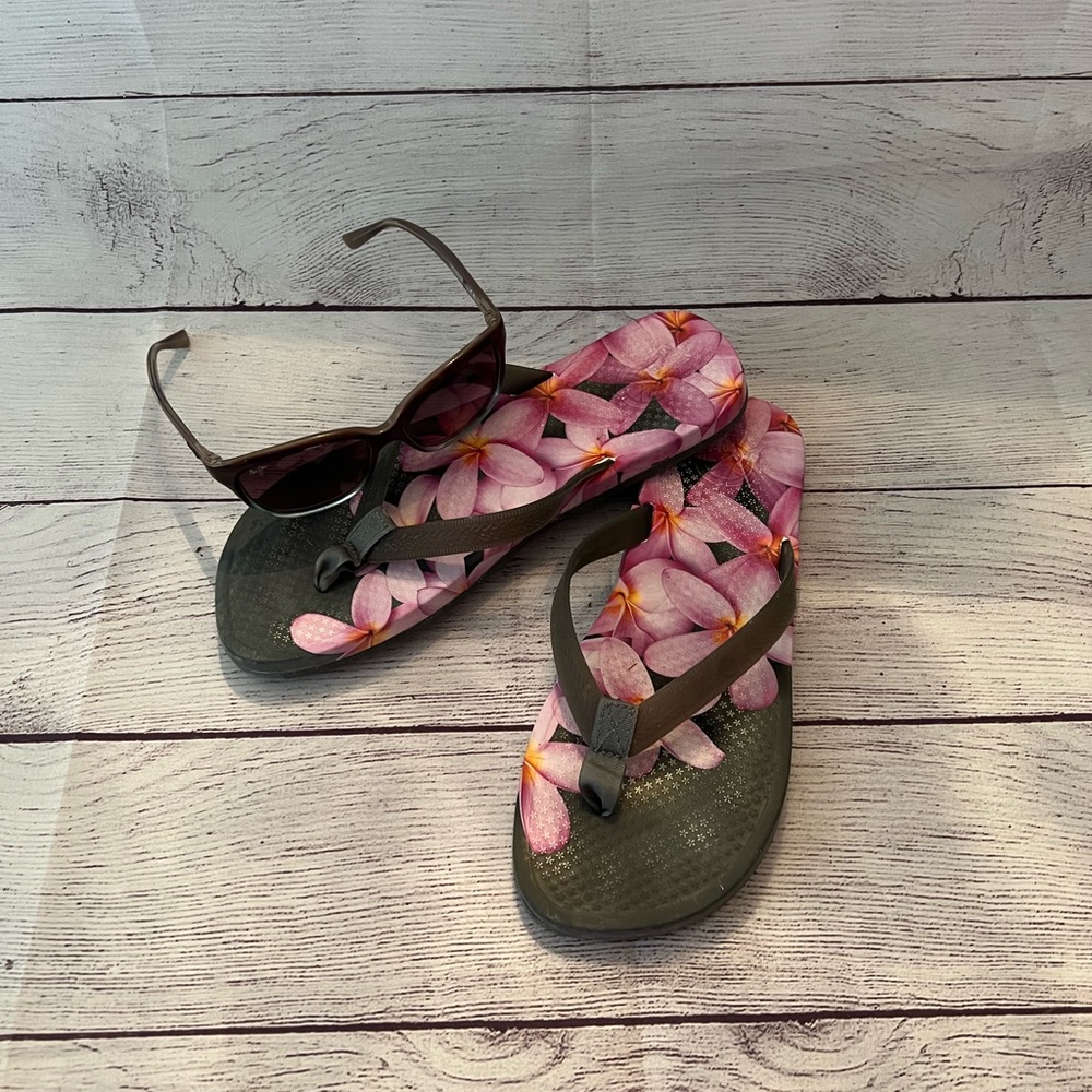 Gray Ocean Minded Thong Sandals with Flower Design